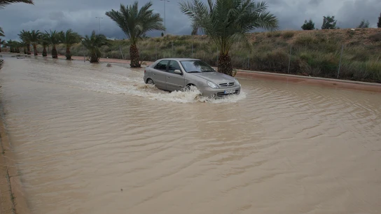 La comarca alicantina del Vinalopó ha registrado durante esta madrugada lluvias de intensidad muy fuerte y localmente torrencial con registros acumulados que han llegado a 131,2 l/m2 en el aeropuerto de Alicante-Elche, de los que 101 han caído en solo una hora, algo inédito al menos desde 1967. La comarca alicantina del Vinalopó ha registrado durante esta madrugada lluvias de intensidad muy fuerte y localmente torrencial con registros acumulados que han llegado a 131,2 l/m2 en el aeropuerto de Alicante-Elche, de los que 101 han caído en solo una hora, algo inédito al menos desde 1967.