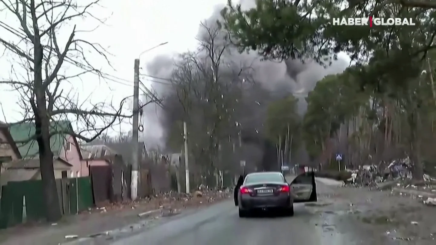 El estremecedor momento en el que una cámara capta la explosión en la ciudad ucraniana de Irpin El estremecedor momento en el que una cámara capta la explosión en la ciudad ucraniana de Irpin