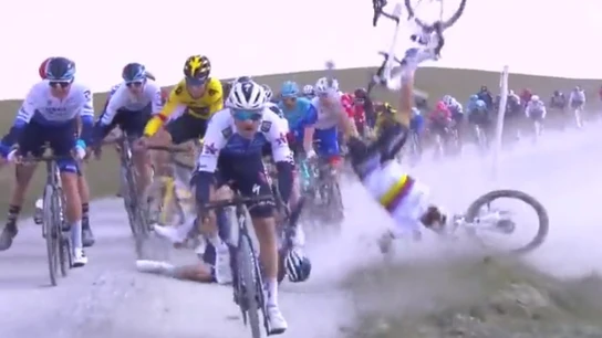 Julian Alaphilippe sufre una dura caída Julian Alaphilippe sufre una dura caída