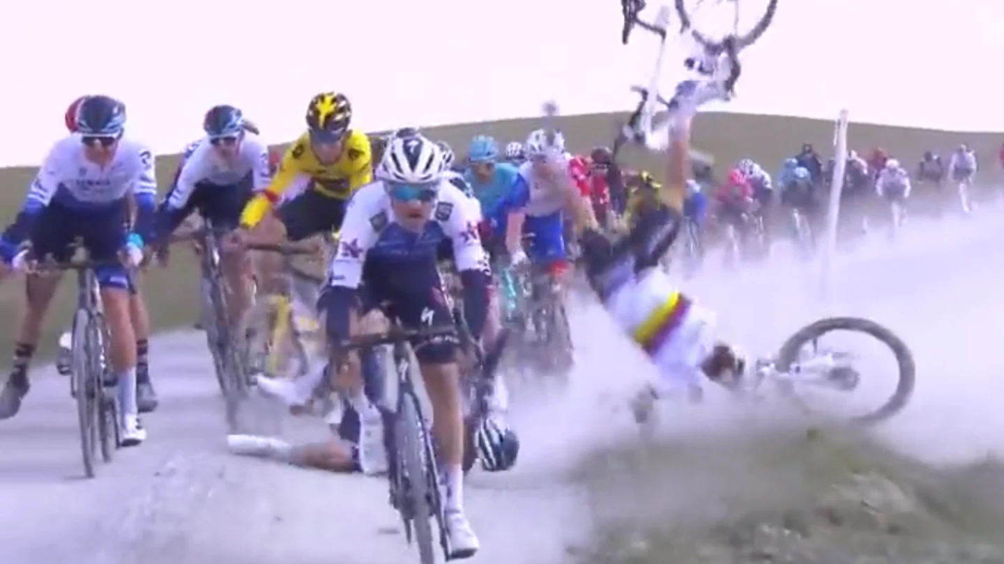 Julian Alaphilippe sufre una dura caída Julian Alaphilippe sufre una dura caída