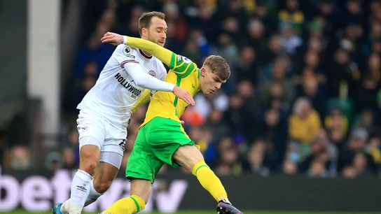 Eriksen forcejea con Brandon Williams Eriksen forcejea con Brandon Williams
