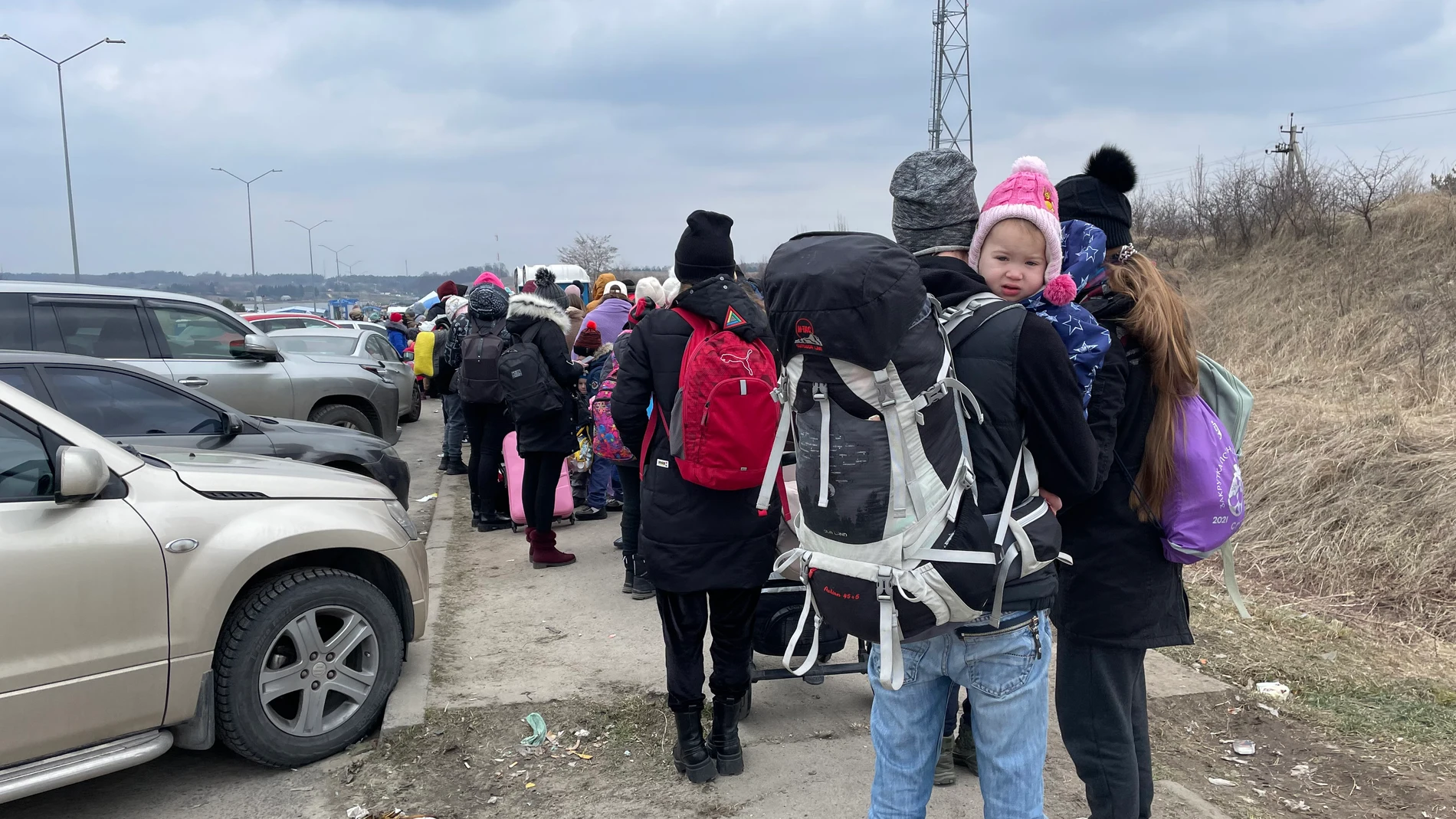 Refugiados ucranianos abandonan el país desde la ciudad de Leópolis con dirección a Polonia.