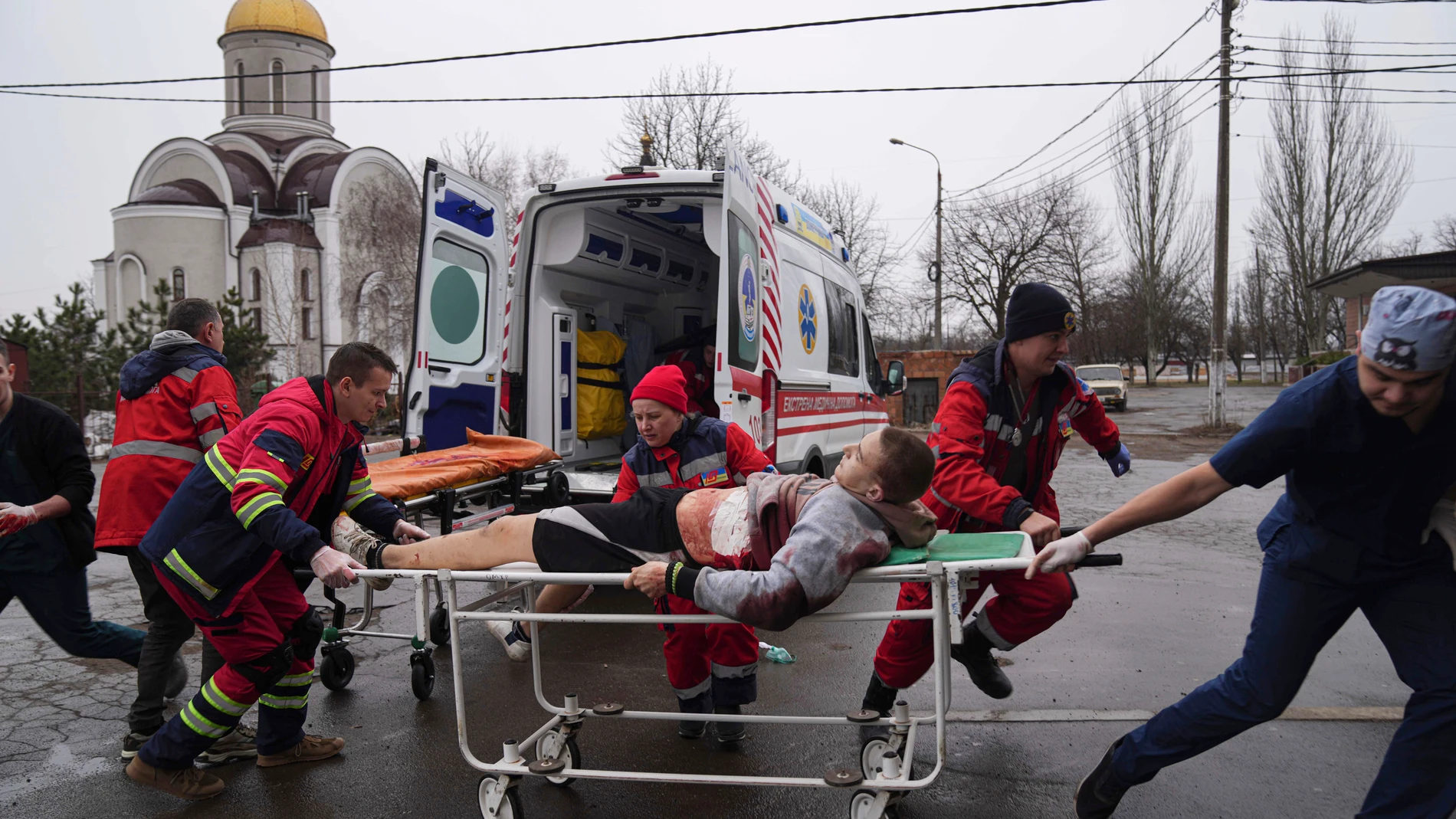 Una ambulancia traslada a un herido por un bombardeo en Mariúpol.