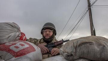 Un soldado de la resistencia ucraniana, tras una trinchera