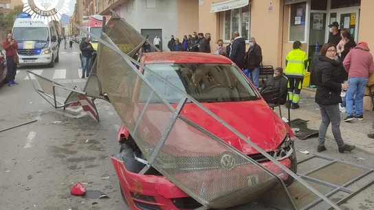 Imagen de archivo del coche impactado en la terraza de un bar en Castellón Imagen de archivo del coche impactado en la terraza de un bar en Castellón