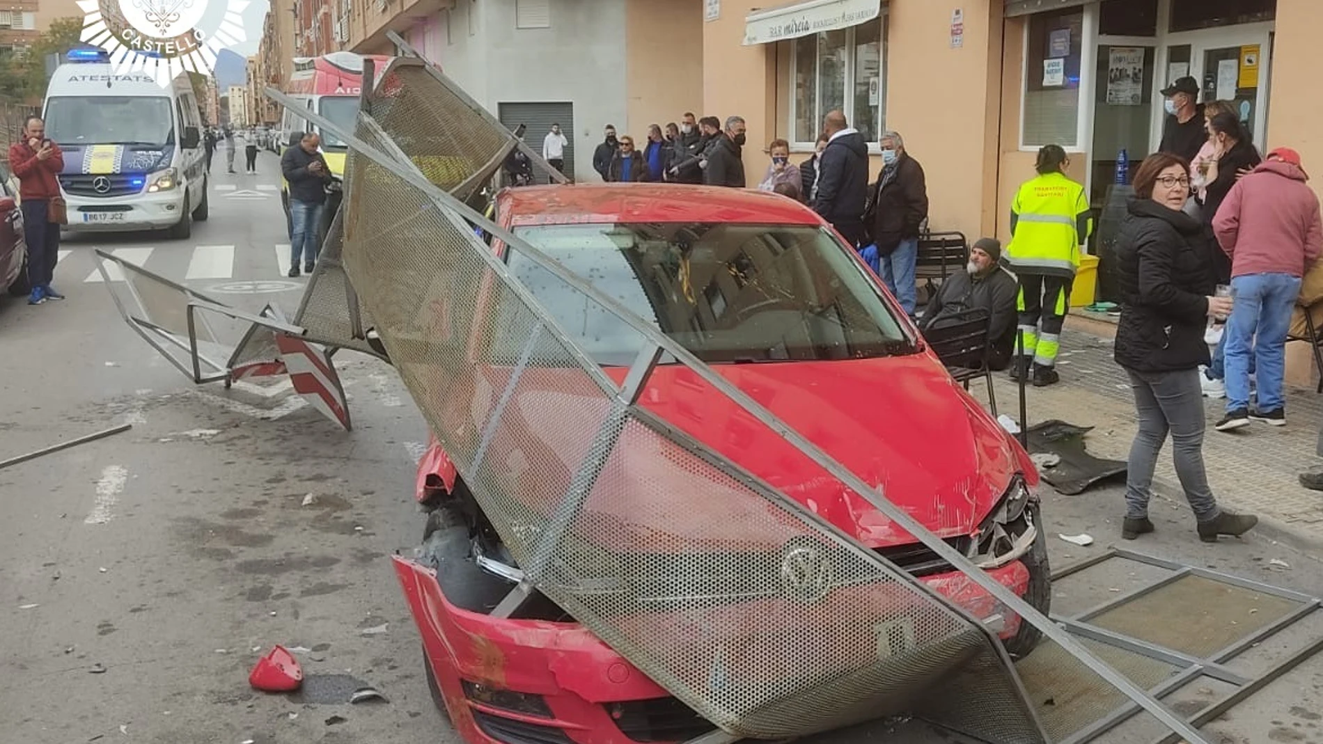 Imagen de archivo del coche impactado en la terraza de un bar en Castellón