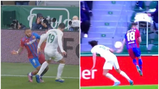 Mano de Barragán y de Jordi Alba en el Elche - Barça Mano de Barragán y de Jordi Alba en el Elche - Barça