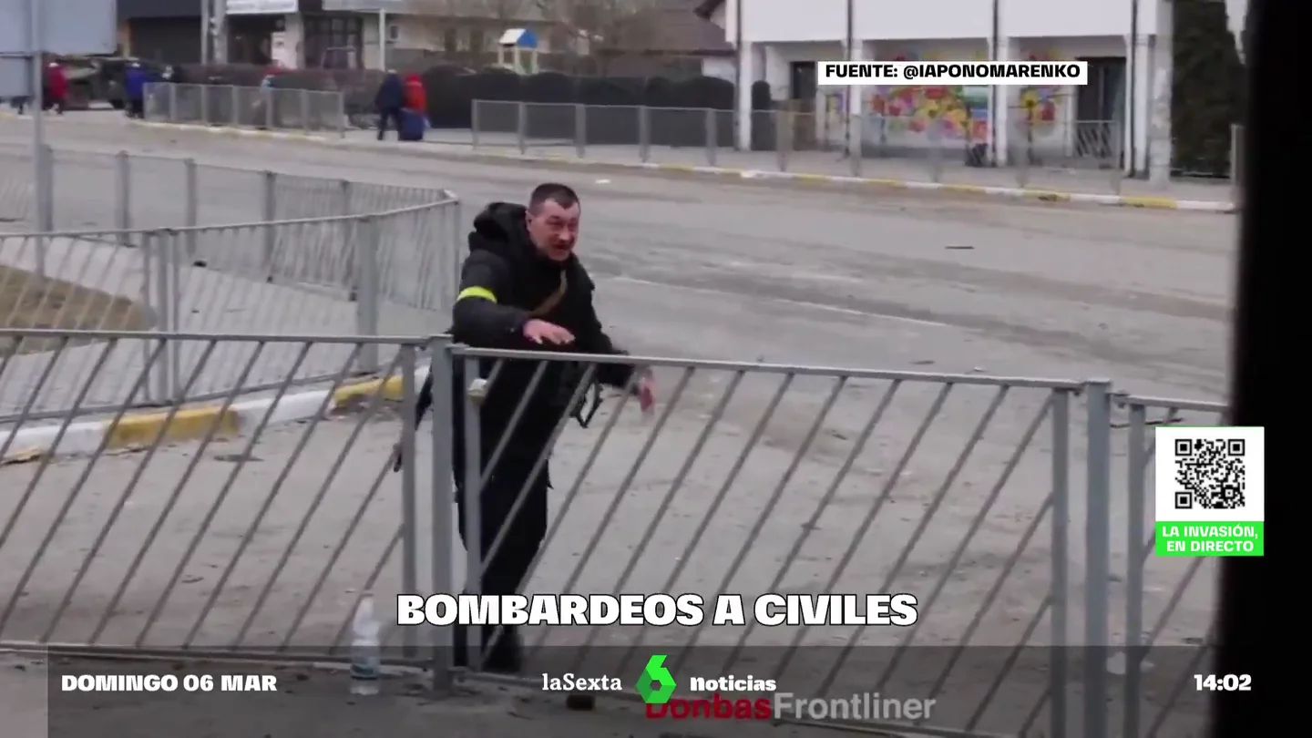 El estremecedor momento en el que una bomba rusa estalla junto a un hombre en un corredor humanitario de Irpin El estremecedor momento en el que una bomba rusa estalla junto a un hombre en un corredor humanitario de Irpin