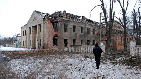Un hombre pasea frente a un edificio derruido Kharkiv