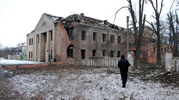 Un hombre pasea frente a un edificio derruido Kharkiv