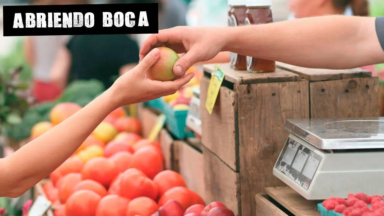 Una persona compra una manzana