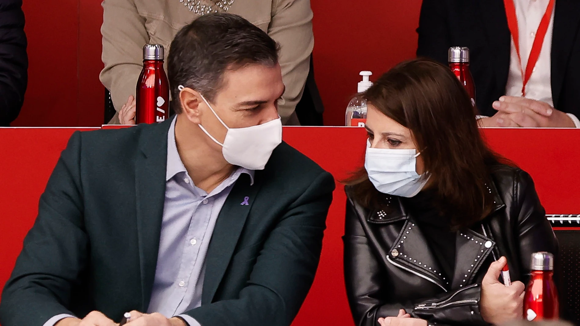 El secretario general del PSOE, Pedro Sánchez, conversa con la vicesecretaria general, Adriana Lastra.