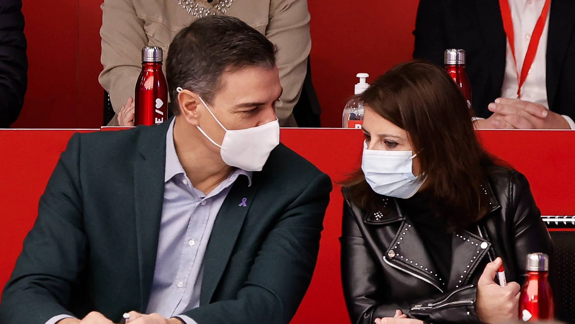 El secretario general del PSOE, Pedro Sánchez, conversa con la vicesecretaria general, Adriana Lastra.