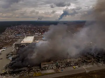 Vista aérea de las afueras de Kiev, atacadas por tropas rusas