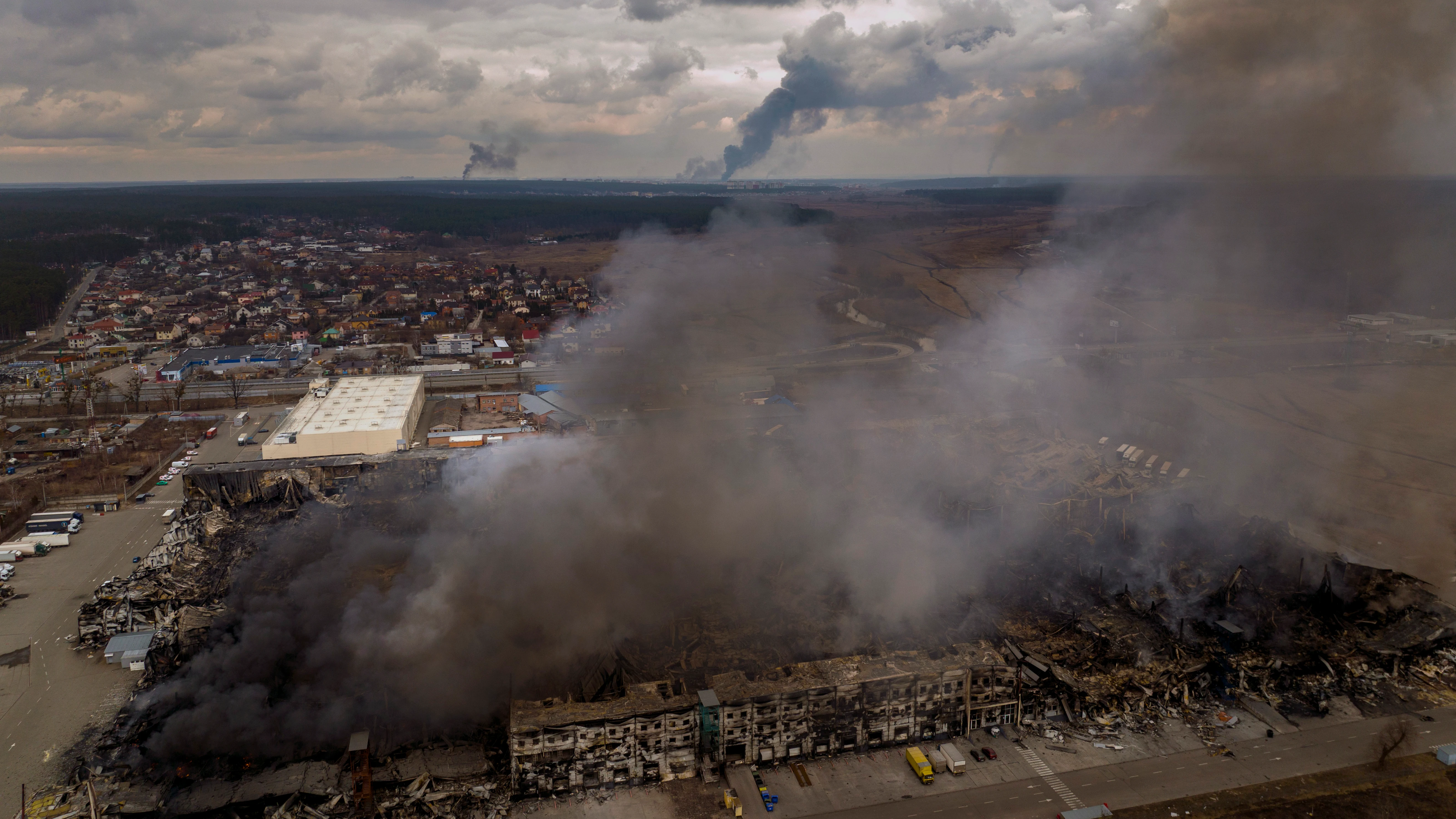 Vista aérea de las afueras de Kiev, atacadas por tropas rusas