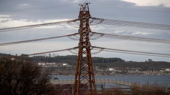 Imagen una torreta de alta tensi&oacute;n en las instalaciones de la factor&iacute;a Alcoa, en Cervo, Lugo en una imagen de archivo.