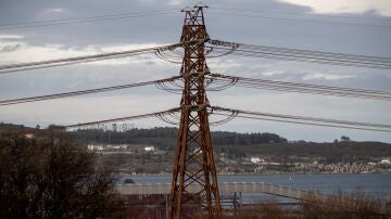 Imagen una torreta de alta tensión en las instalaciones de la factoría Alcoa, en Cervo, Lugo en una imagen de archivo.
