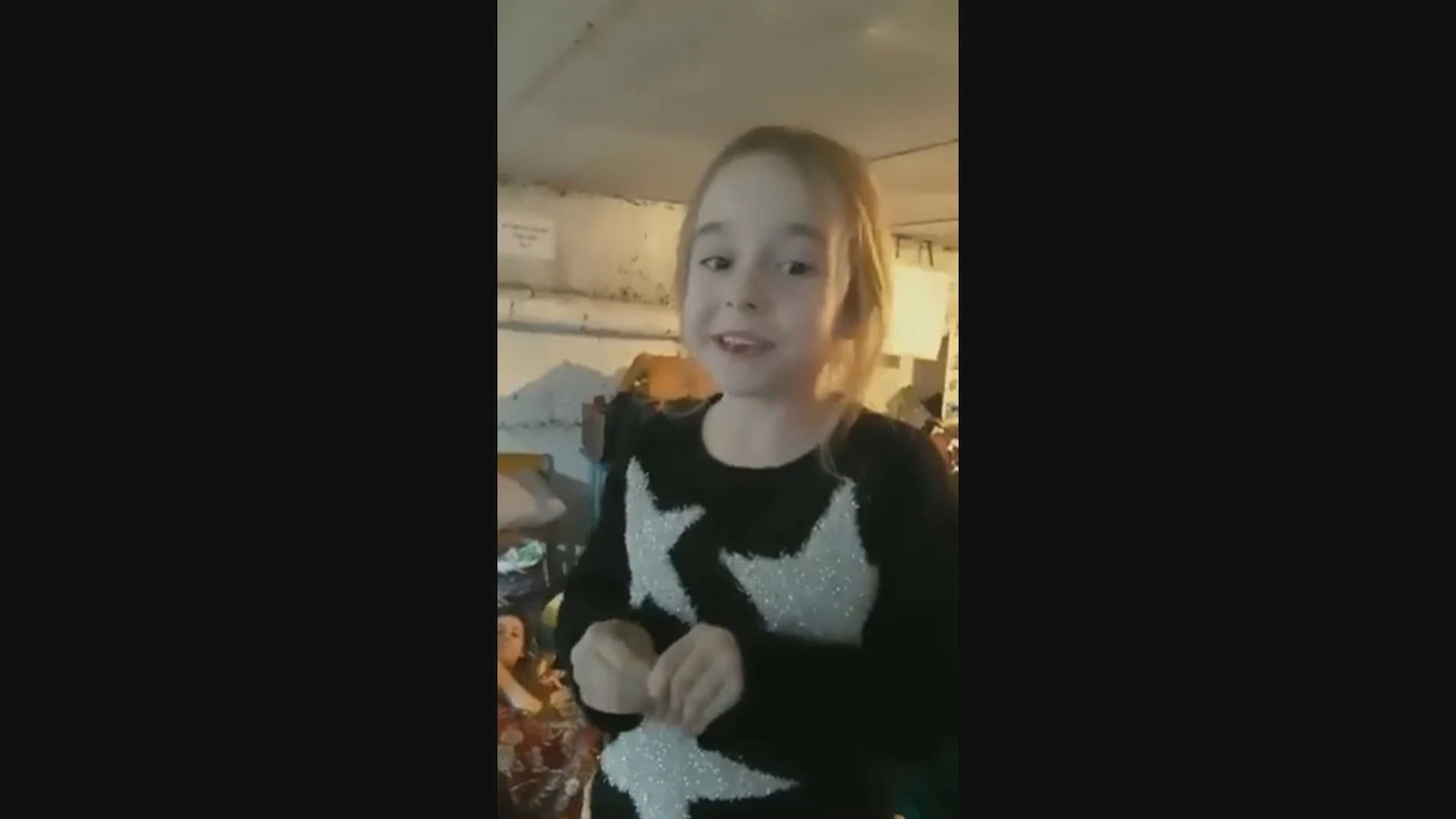 Una niña canta 'Frozen' en un búnker de Kiev