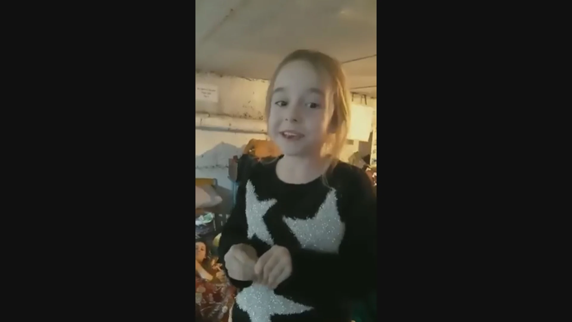 Una niña canta Frozen en un búnker de Kiev