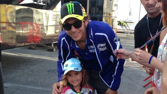 Yvonne Cerpa junto a Valentino Rossi en sus inicios como piloto Yvonne Cerpa junto a Valentino Rossi en sus inicios como piloto