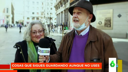 Zapeando sale a la calle para saber qué es lo más absurdo que los españoles y las españolas guardan en sus casas aunque lleven tiempo sin usarlo. Descubre sus divertidas confesiones en este vídeo. Zapeando sale a la calle para saber qué es lo más absurdo que los españoles y las españolas guardan en sus casas aunque lleven tiempo sin usarlo. Descubre sus divertidas confesiones en este vídeo.