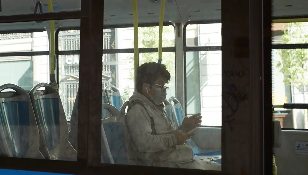 personas viajando en un autobús de la EMT de Madrid