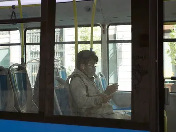 personas viajando en un autobús de la EMT de Madrid personas viajando en un autobús de la EMT de Madrid