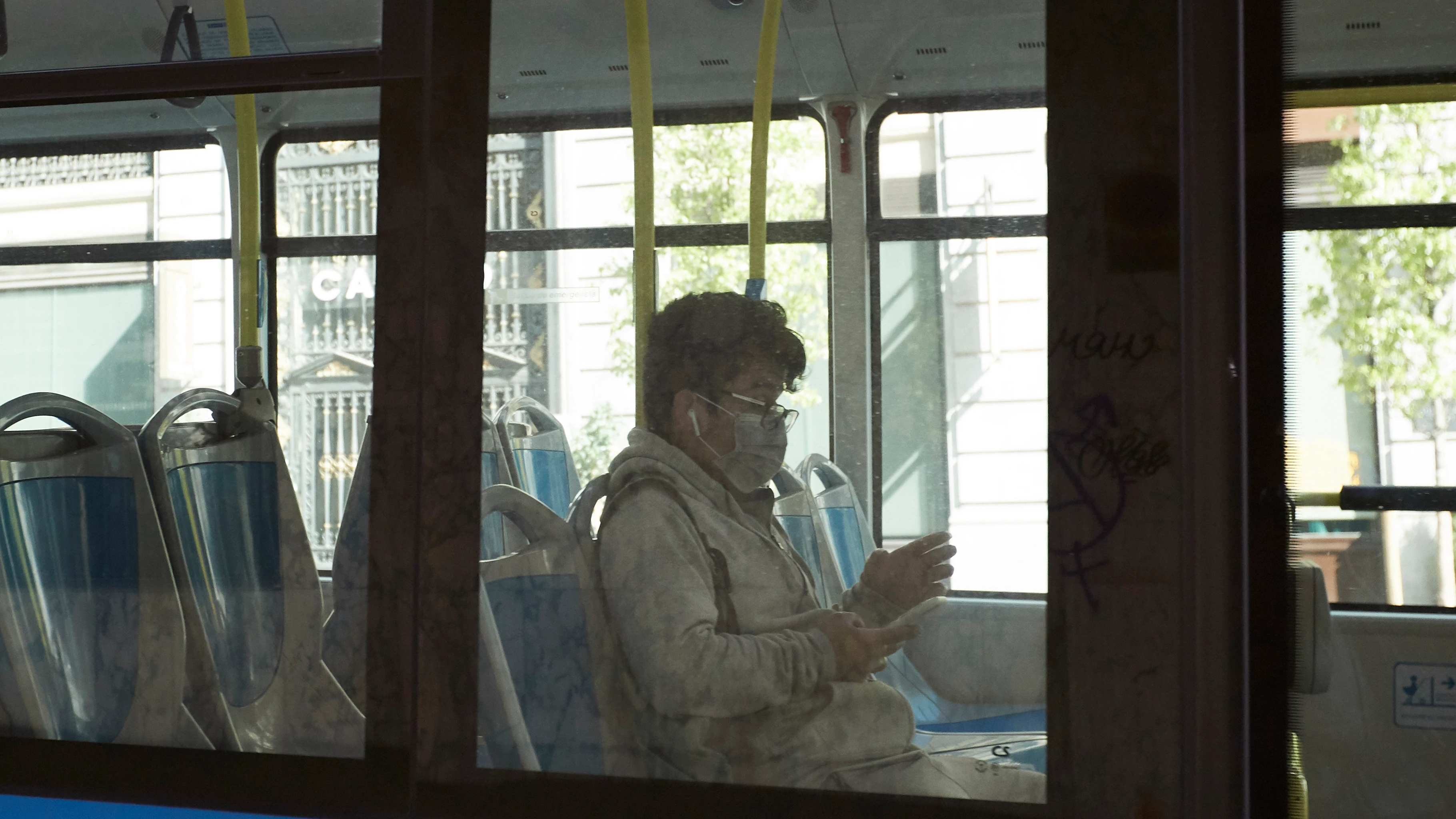 personas viajando en un autob&uacute;s de la EMT de Madrid