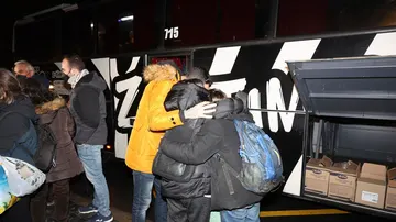 Una familia se abraza a su llegada a Valencia tras haber finalizado un viaje desde Leópolis, Ucrania.