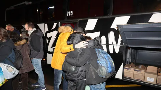 Una familia se abraza a su llegada a Valencia tras haber finalizado un viaje desde Leópolis, Ucrania. Familias de acogida