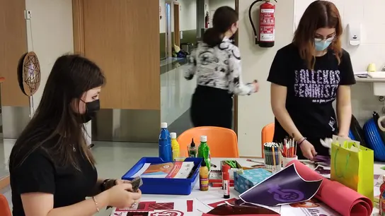 Andrea, Alejandra y Fátima están plasmando en carteles qué es para ellas ser mujer. Andrea, Alejandra y Fátima están plasmando en carteles qué es para ellas ser mujer.