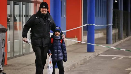 Un niño ucraniano de 11 años con un policía de Eslovaquia Secuelas de la guerra