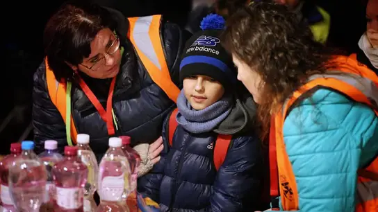 Un niño ucraniano de 11 años, que cruza solo la frontera, con las voluntarias de Eslovaquia Secuelas de la guerra