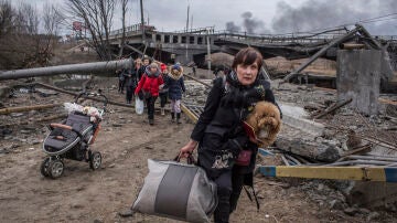 Ucranianos huyen de la ciudad arrasada de Irpin
