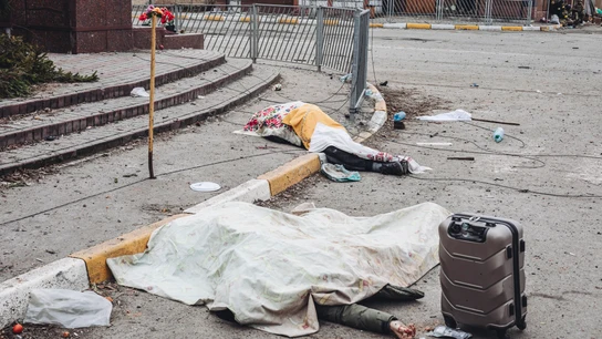 Los cuerpos de una familia yacen en las calles de Irpin Los cuerpos de una familia yacen en las calles de Irpin