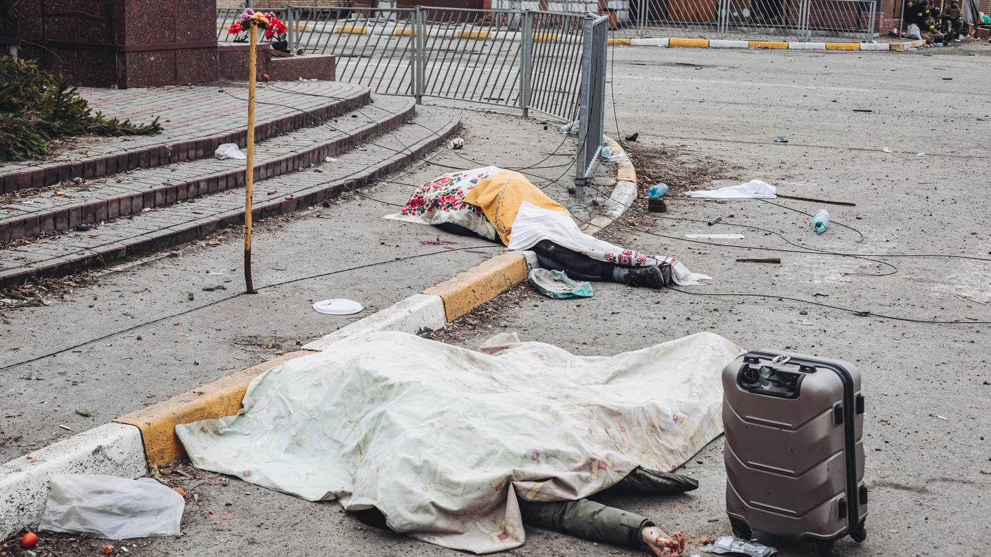 Los cuerpos de una familia yacen en las calles de Irpin Los cuerpos de una familia yacen en las calles de Irpin