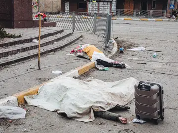 Los cuerpos de una familia yacen en las calles de Irpin