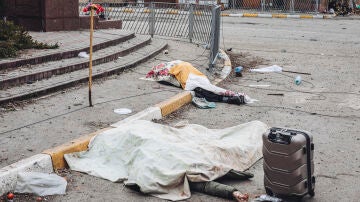 Los cuerpos de una familia yacen en las calles de Irpin