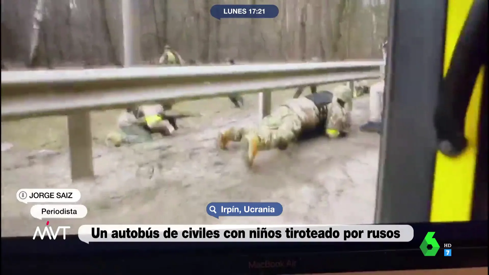 El momento en el que el Ejército ruso ataca a un autobús de civiles en Irpín (Ucrania)