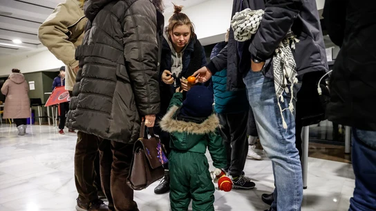 Varias personas a su llegada a Valencia tras haber finalizado un viaje en autobús a bordo de la ONG Juntos por la Vida. Familias de acogida