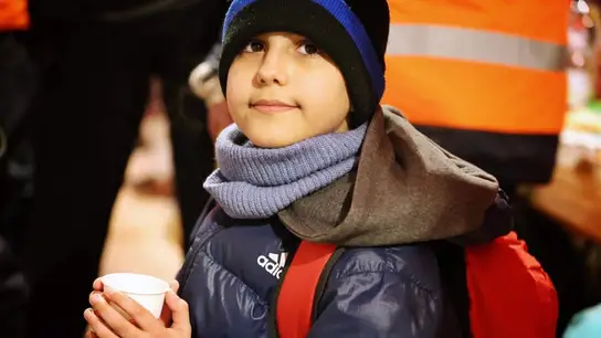 La dura historia del pequeño de 11 años que cruza la frontera con tan solo un número de teléfono en la mano Secuelas de la guerra