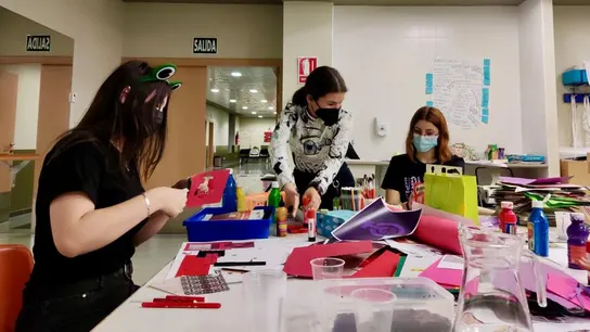 Tres de las Chicas del Barrio en su taller del 8M. Tres de las Chicas del Barrio en su taller del 8M.