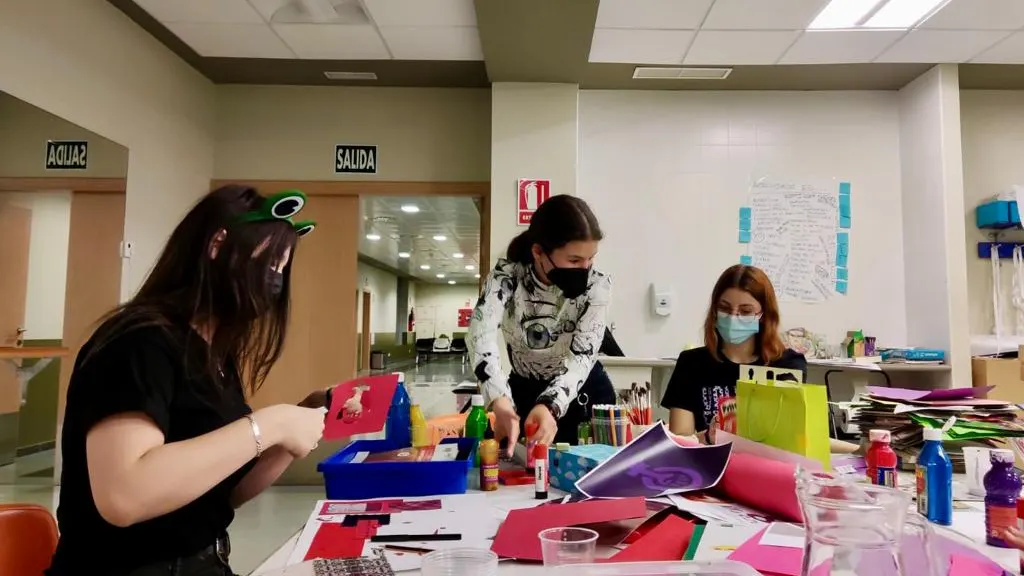 Tres de las Chicas del Barrio en su taller del 8M.