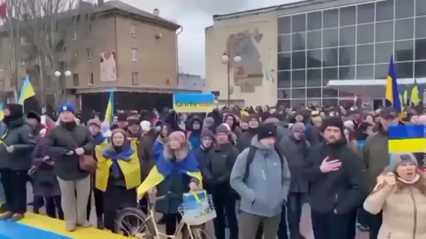 Ucrania resiste: los vecinos de Melitópol salen a las calles a corear unidos el himno Resistencia pacifica
