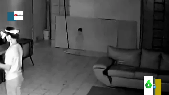 La escalofriante "aparición" mientras un chico juega a la consola: el momento en que surge la figura de un niño tras él La escalofriante "aparición" mientras un chico juega a la consola: el momento en que surge la figura de un niño tras él