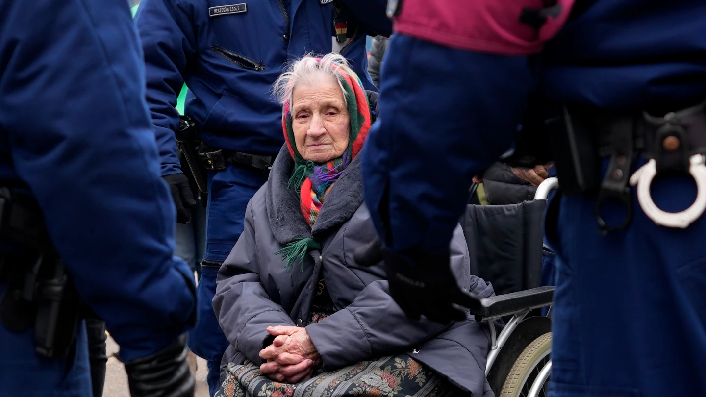 Una anciana que huyó de Ucrania está en una silla de ruedas esperando ayuda después de llegar a la estación de tren de Zakhon, Hungría. Una anciana que huyó de Ucrania está en una silla de ruedas esperando ayuda después de llegar a la estación de tren de Zakhon, Hungría.