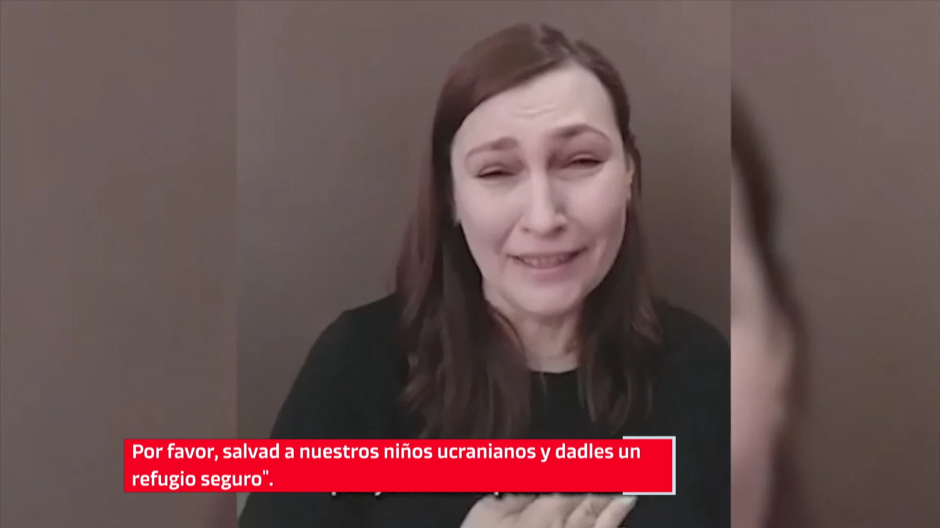 El testimonio entre lágrimas de una madre tras mandar a su hijo de 11 años solo a la frontera eslovaca: "No puedo dejar a mi madre, no puede moverse"