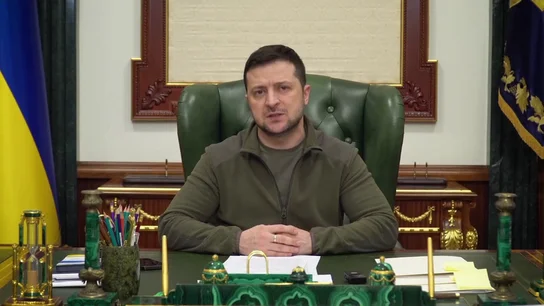 Zelenski reaparece en un vídeo en su despacho: "Estoy aquí, no me escondo. No tengo miedo a nadie" Zelenski reaparece en un vídeo en su despacho: "Estoy aquí, no me escondo. No tengo miedo a nadie"