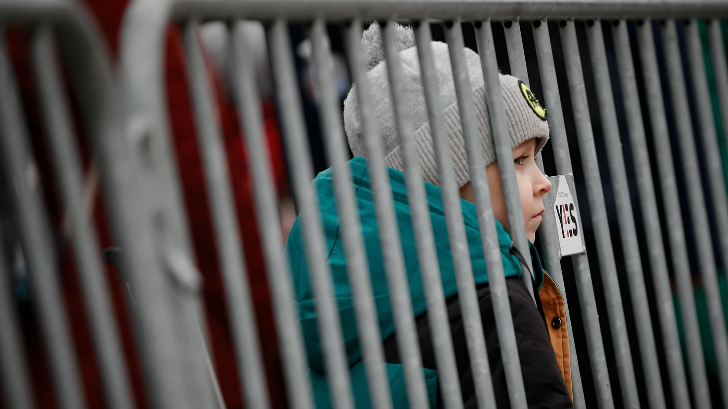 Un niño pequeño, que viaja con otras personas que huyen de Ucrania, mira a través de una barrera en el cruce fronterizo en Medyka, Polonia. Un niño pequeño, que viaja con otras personas que huyen de Ucrania, mira a través de una barrera en el cruce fronterizo en Medyka, Polonia.