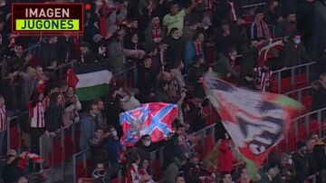 Identificados dos aficionados del Athletic Club en San Mamés con banderas a favor de la invasión rusa